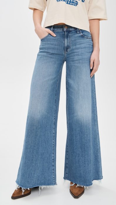 MOTHER The Swisher Sneak Fray Jeans