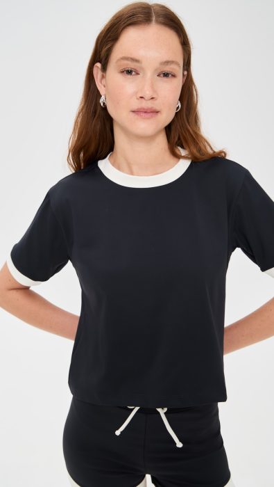 Port De Bras Akari T-Shirt
